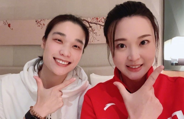 徐云丽|中国女排两大功勋搞笑合影!惠若琪嘟嘴卖萌,林莉手指鼻孔