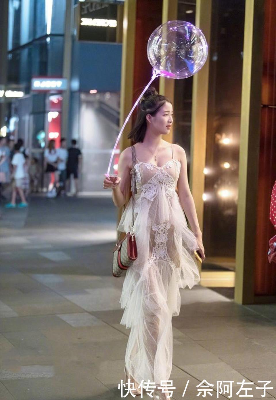 路人街拍，灰色的高腰裙搭配针织衫，十分动人