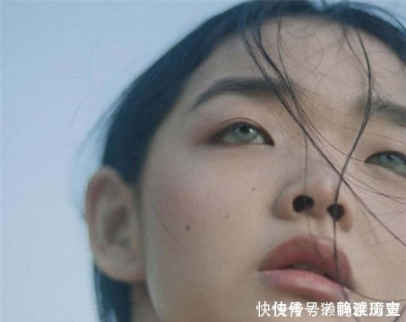 女生脸上有这3个“特征”，塌鼻子比高鼻梁更心动，异性缘飙升！
