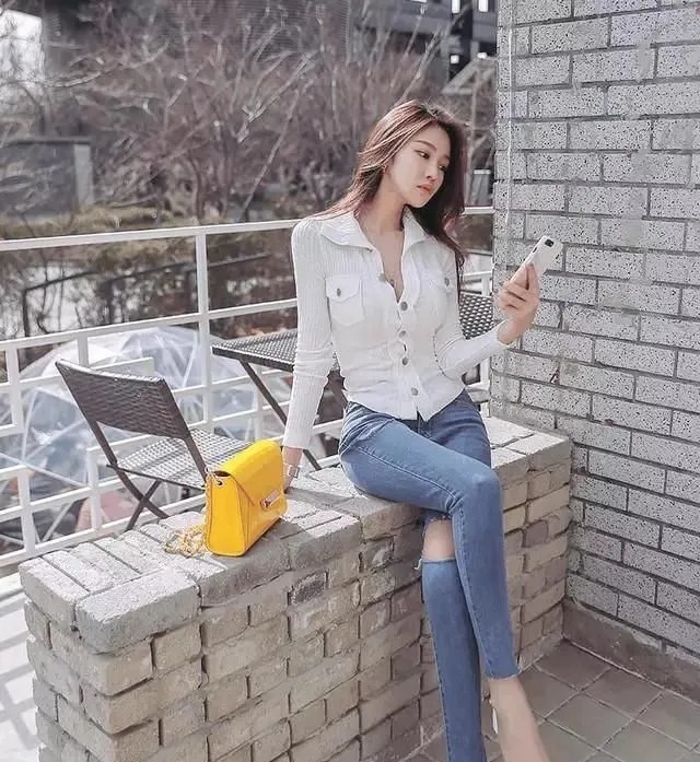 气质|街拍时尚:花丛中牛仔裤美女,扭动纤细腰肢,如翩翩起舞的花蝴蝶