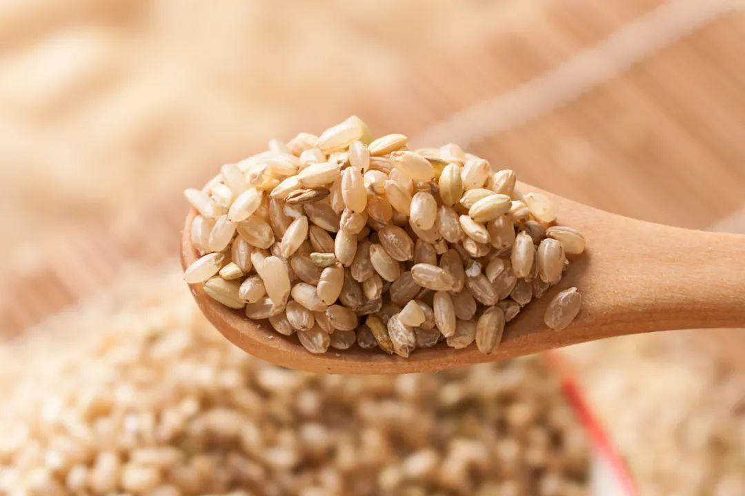 毒素|这4种食物被称为便秘的“克星”,香蕉未上榜,多吃或可缓解便秘