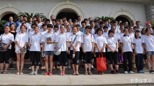 初高中要求统一发型，男女学生都有，女生大哭：“好丑啊！”