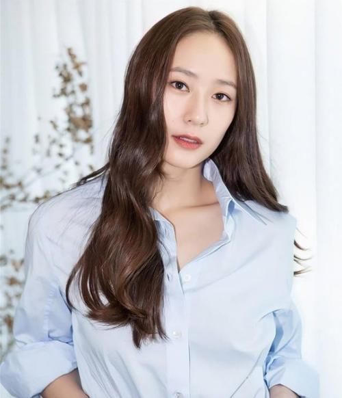 木棕|今年冬季流行染“奶茶色”,看似低调却很有质感,不换发型也时髦