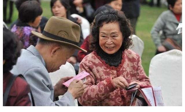 老年人硬核相亲,比年轻人还挑剔:要年轻有文化,脸上褶子不能多