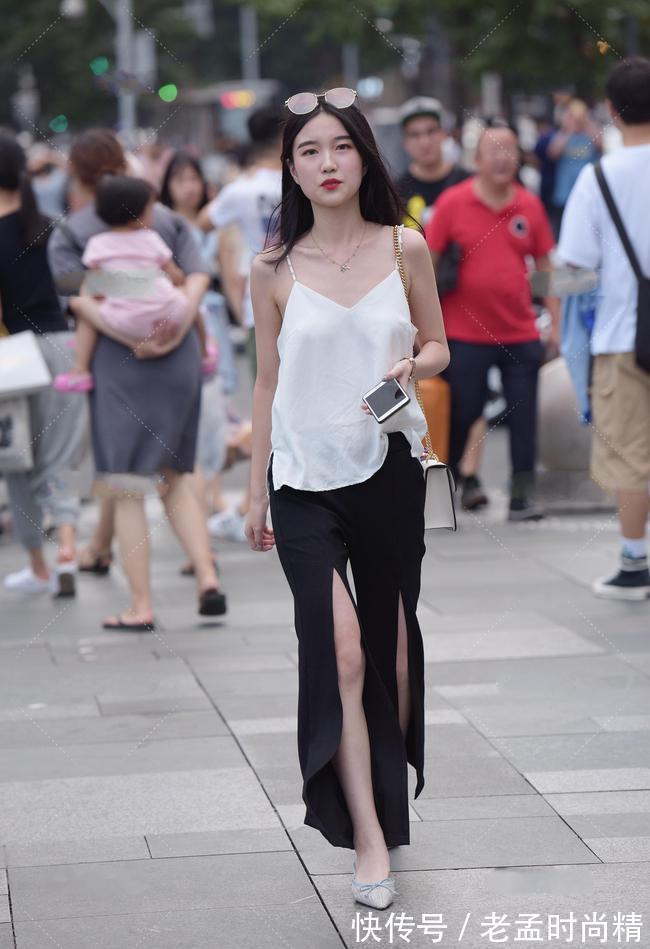 小吊带|高开叉喇叭裤搭配清爽小吊带,清爽性感,设计大胆