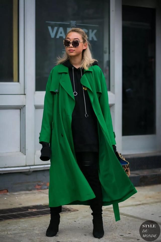 风衣+卫衣=初春最火混搭套路，时髦炸了！