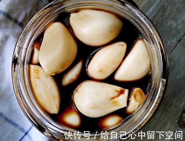 保鲜膜|腌腊八蒜,别只会放醋,多加1个技巧,2天就变绿,香又脆还解腻