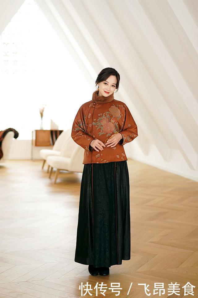 年过50岁的女人，冬天棉衣建议“买短不买长”，这样穿优雅减龄