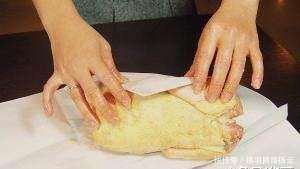 盐焗鸡|自制“盐焗鸡”,不用加一滴水,只需要这样做,肉质鲜滑入味!