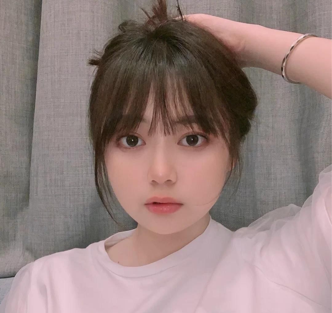 适合圆脸的发型，Lisa同款初恋头清纯，空气感丸子头自带瘦脸