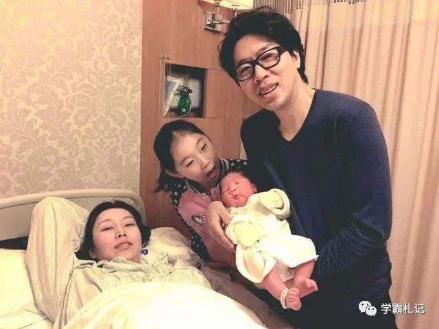 宝妈|双胞胎姐姐抱双胞胎弟弟逛街,引路人围观:父母上辈子拯救了地球!