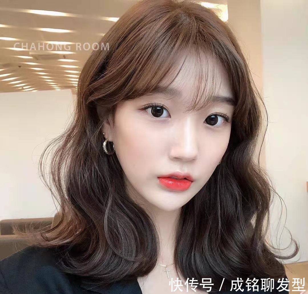 柔卷 换来换去,还是“锁骨烫”时髦,今秋流行的八款发型显脸小又减龄