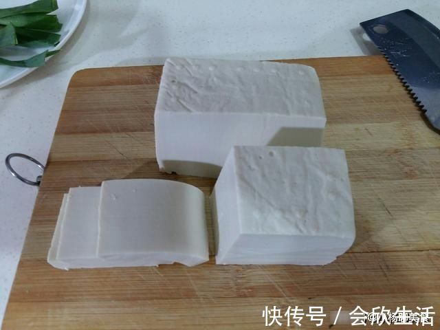红烧豆腐|豆腐用这个方法做,再撒点孜然辣椒面,味道太赞了,一锅都不够吃