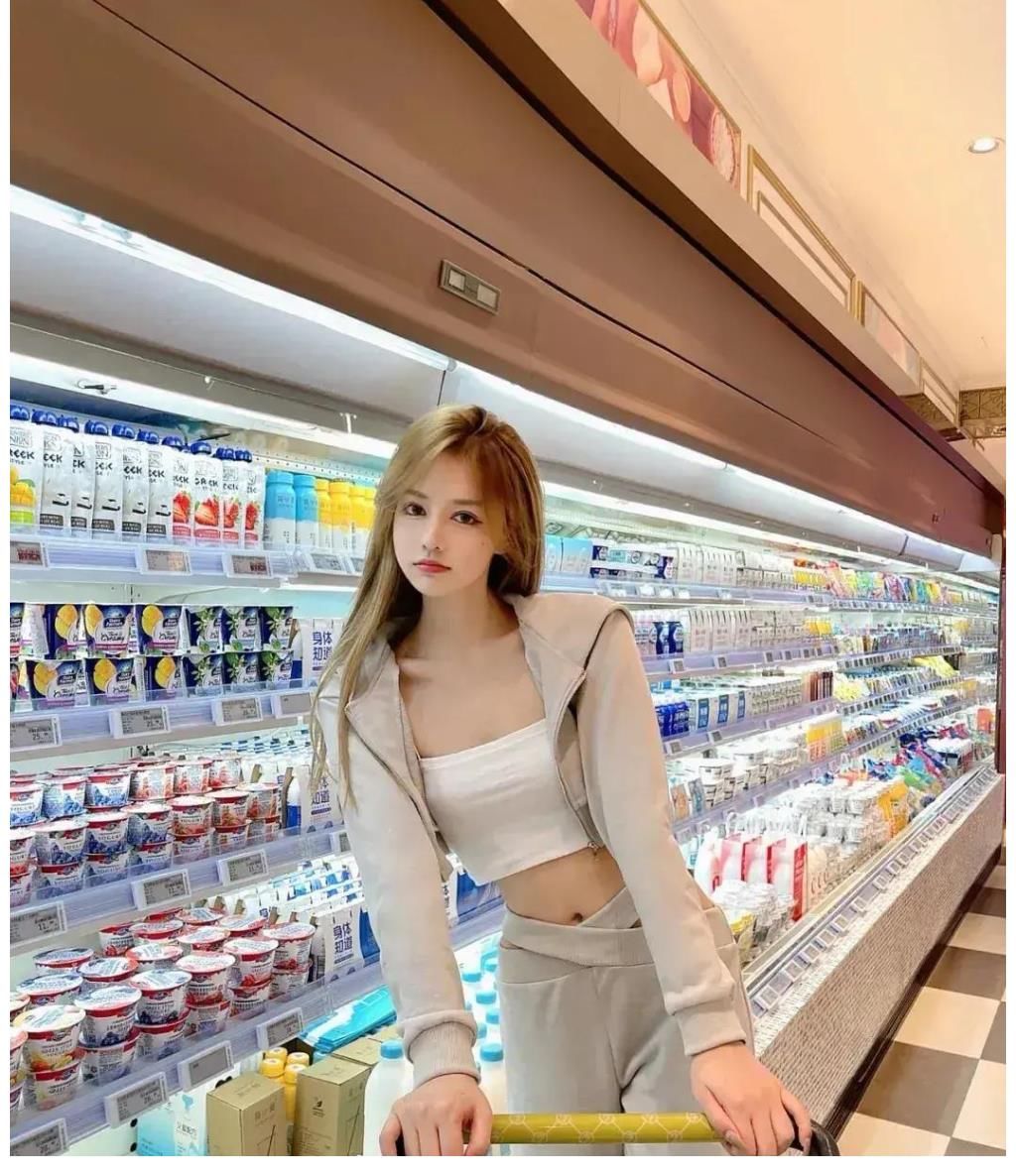 小吊带|食色101——美女穿搭7 白色小吊带与灰色短款带帽卫衣和条带裤头运动裤