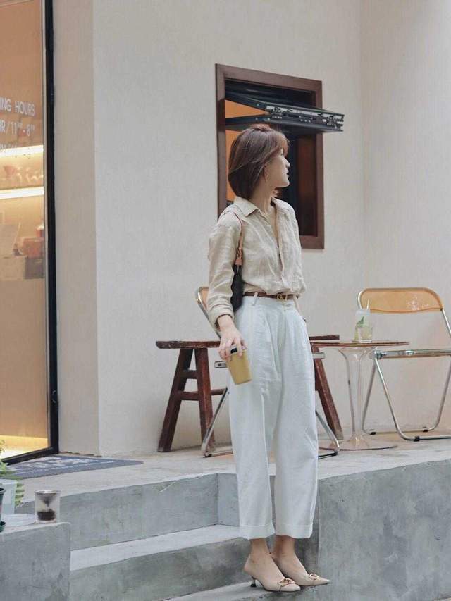 秋天|秋天怎么能少了白裤子呢!和衬衫以及T恤搭配,简约又有气质感
