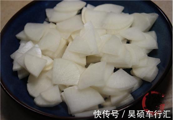 把白萝卜和梨放入滚烫的热水中，没想到这么厉害，这下长见识了