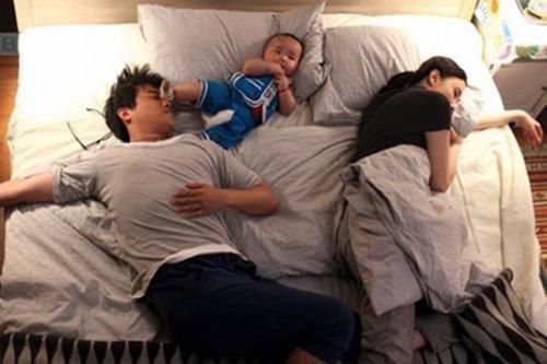 睡眠|宝宝作息时间乱,半夜哭?育儿专家7点之前叫醒娃