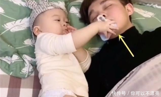 “暴躁宝宝”上线,睡觉时被呼噜声吵醒,转身给宝爸“上了一课”