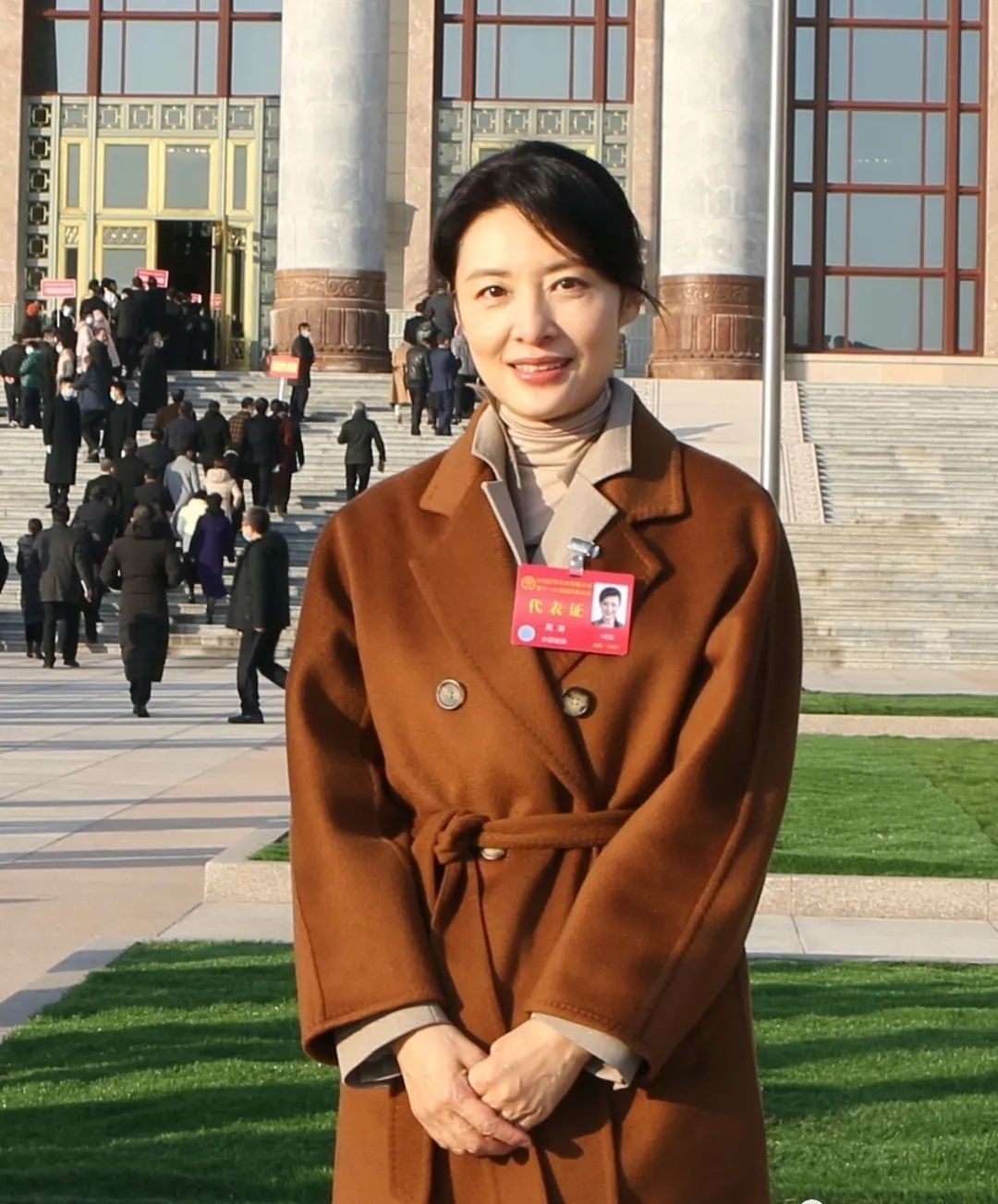 造型|姜还是老的辣!53岁周涛穿旧衣撞衫49岁孟晚舟,输年龄却赢穿搭