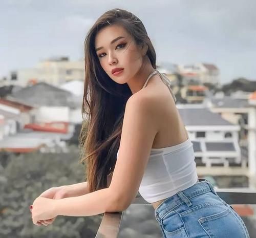 时尚街拍：非常开朗的少女，散发着一股青春活泼的气息