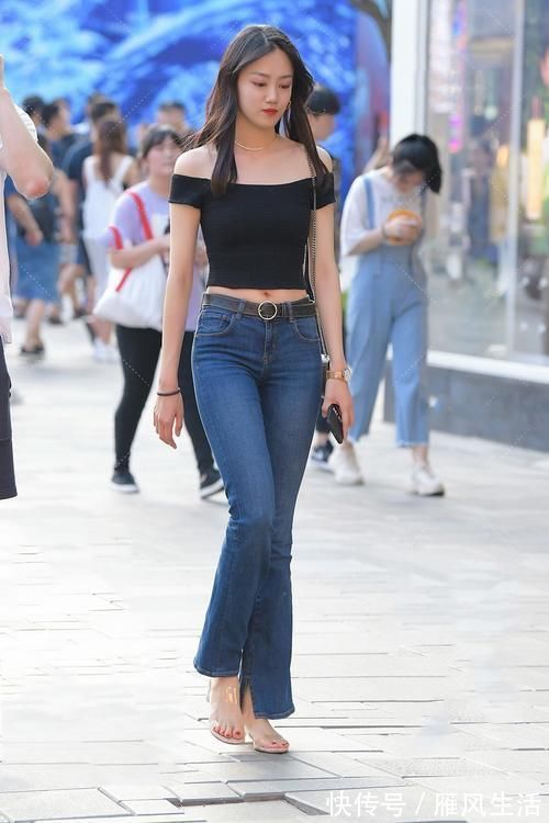 修身 黑色一字肩+阔腿牛仔,时尚又修身,走在街上收获满满的回头率!