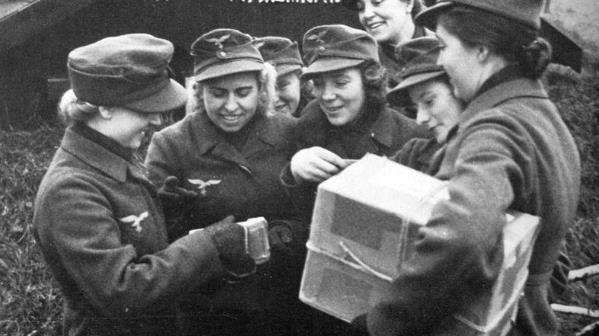 纳粹|二战时期德国女兵的风采,图6是纳粹的标志性动作