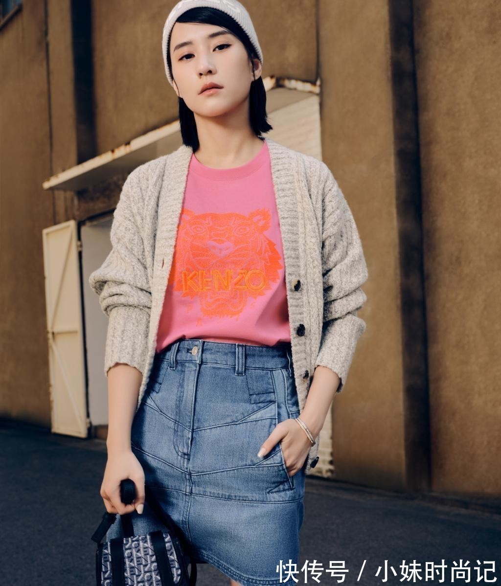 小背心 何超莲气质成熟了不少,毛衣外面套小背心,高腰长裙配得好高级