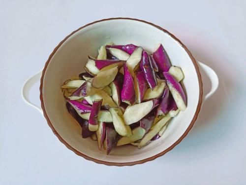 茄子块|蒸茄子，切记别直接上锅蒸，多加1步，茄子鲜嫩入味不变色，真香