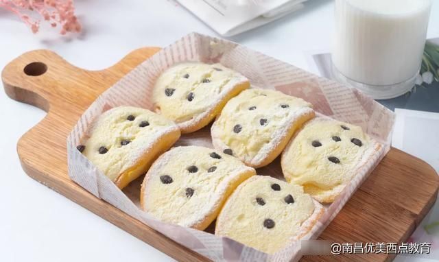 轻轻软软像在捏了朵云，一口下去奶香、醇苦、香甜、微酸