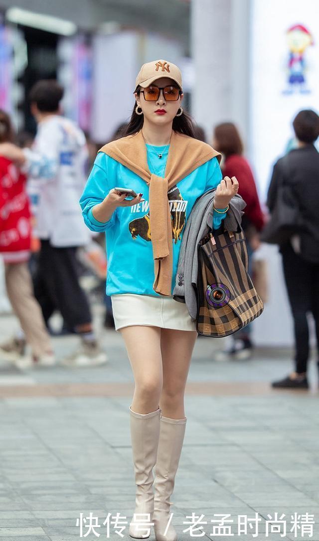 搭配|街拍:冬天穿裙子, 美女搭配高筒靴和肉色丝袜, 穿出苗条显腿长的效果