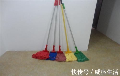 拖把脏了很难清洗？教你一秘招，不用上手，拖把干净无异味