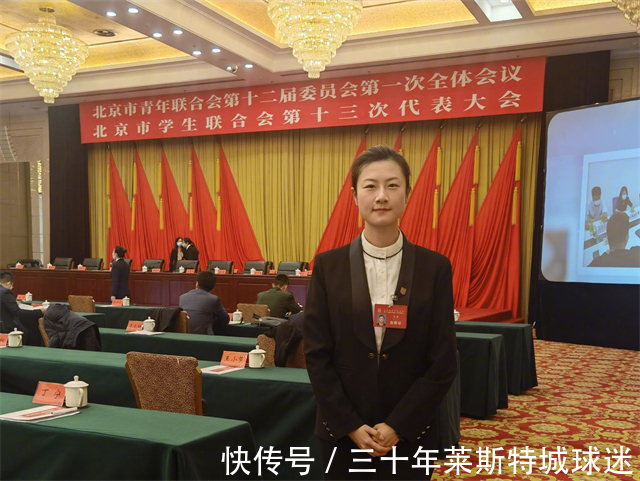 小白鞋|丁宁身材保持真好!大长腿依旧醒目,与成熟男士热恋,笑容很甜美