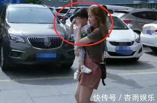 孩子|妈妈带孩子出门，走到小区门口时突然捂住孩子眼睛，网友：真细心