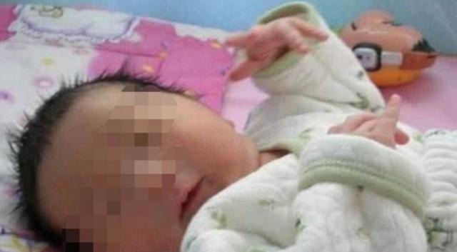 二胎|妈妈去买菜,5岁哥哥主动要照顾妹妹,回家后却发现哥哥嚎啕大哭