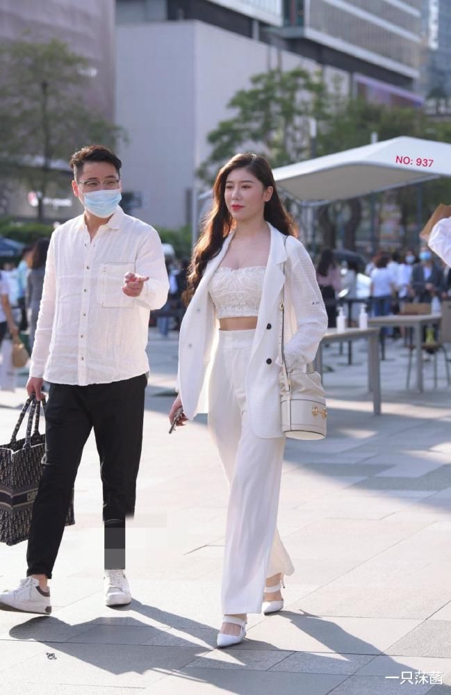 姐姐骨子里散发着高级感,简单休闲西装,无需配饰照样美