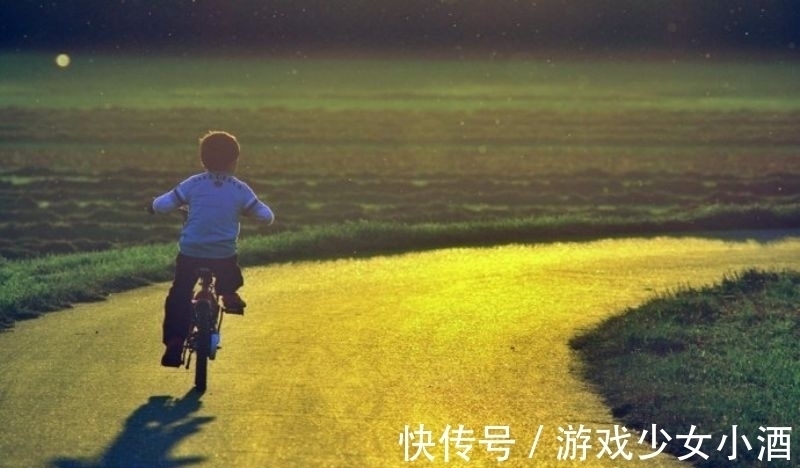 青丝暮成雪$席慕蓉笔下很感人的一首诗,短短十三行字,写尽了大多数人的青春