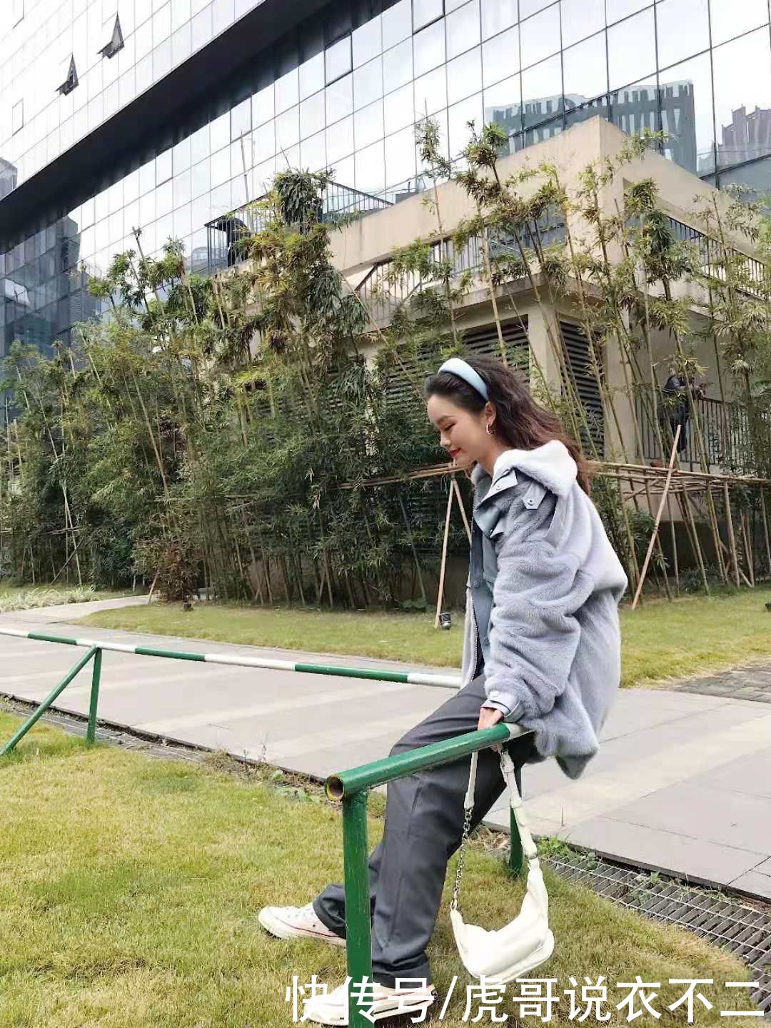 超有型的毛绒外套又火了，当下这4种不同搭法超流行，保暖又时髦