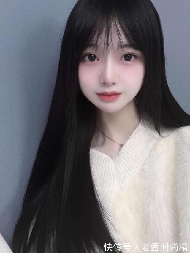 嘴唇|大眼睛厚嘴唇长相干净的美女,格外漂亮,简单穿搭就很吸引人