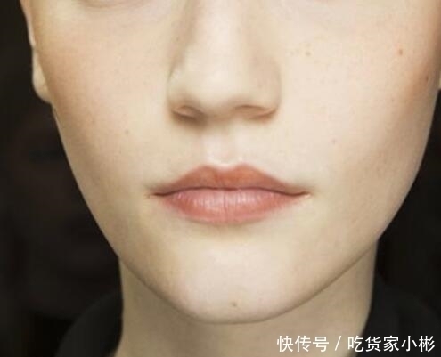 润唇膏|建议:口红不要直接涂,太假!教你3个步骤,自然有气色