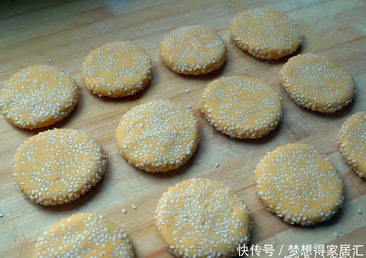 吃美|红薯饼好吃有技巧,做法简单软糯香甜,出锅女儿吃美了