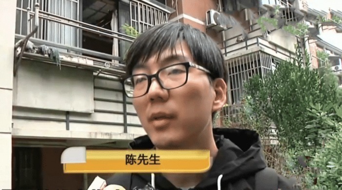 退房|住9年公租房退房后,男子让下任给3万家具费,租客你拿走