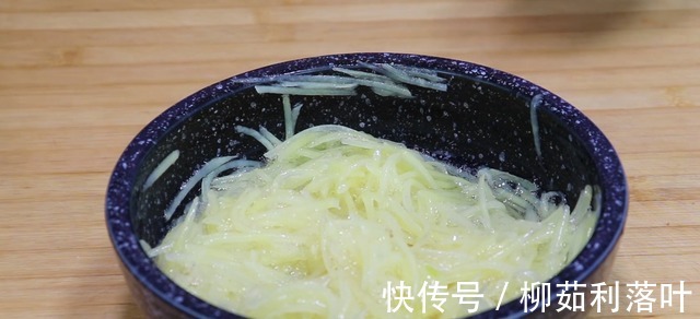 黑芝麻|土豆不要再炒着吃了,试试这样做,天天吃都不腻,越吃越香!