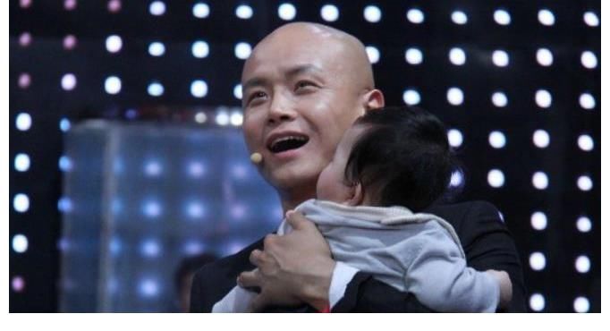 老公看你的|46岁乐嘉近照曝光，从金牌主持到街头上演，乐嘉是如何跌下神坛的