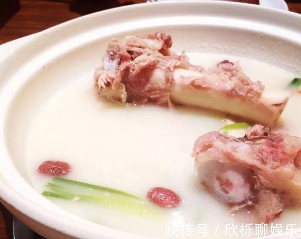 骨胶原|无论炖什么骨头汤,最忌直接加水,多加这1步,汤汁更香更浓白!