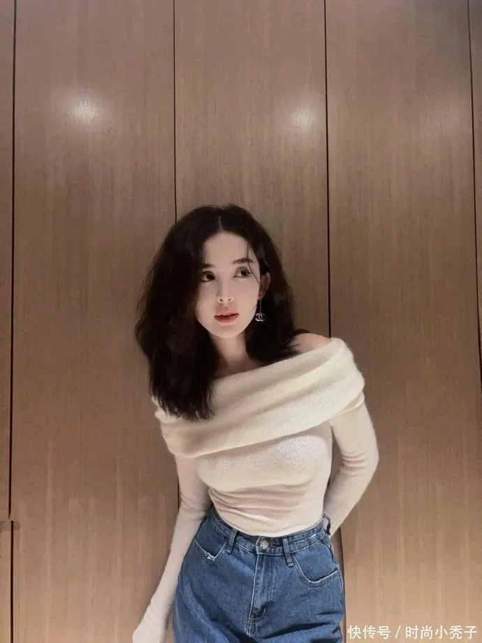 娜扎晒居家照，白色露肩毛衣搭牛仔短裙，清爽简约又有一些小X感