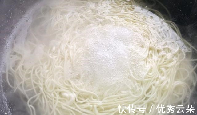 自制酸辣面比汤面香多了，酸辣开胃吃到撑，面条控赶紧来学学！