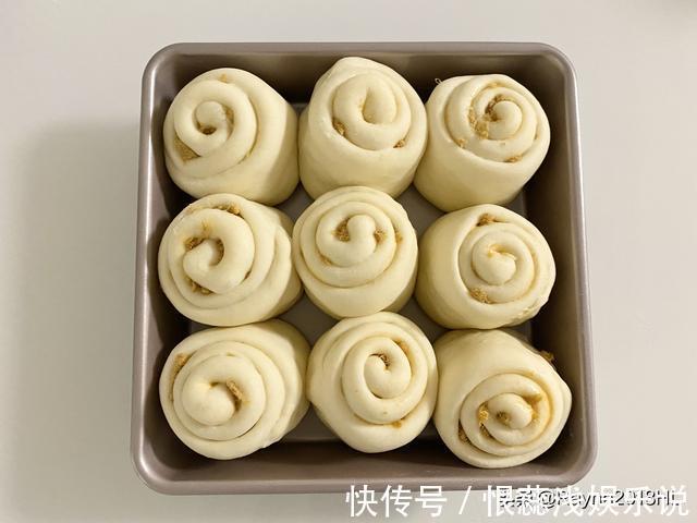 方形|适合夏季的淡咸味快手小餐包，松软咸香，营养丰富，好做又好吃