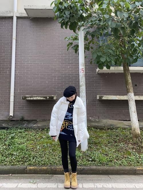 除了优雅潇洒的大衣以外， 羽绒服也是不少姐妹们的御寒必备 ！