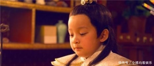 刘备|熊孩子爬上龙椅玩耍,皇帝:上面好玩吗?男孩妙答6字,顺利继位