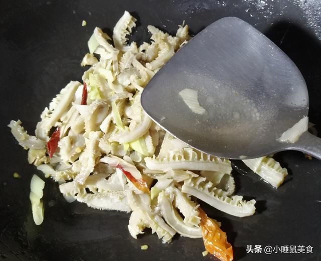 好吃|教你超简单爆炒牛肚丝的家常做法，多做这一步，香辣好吃又下饭